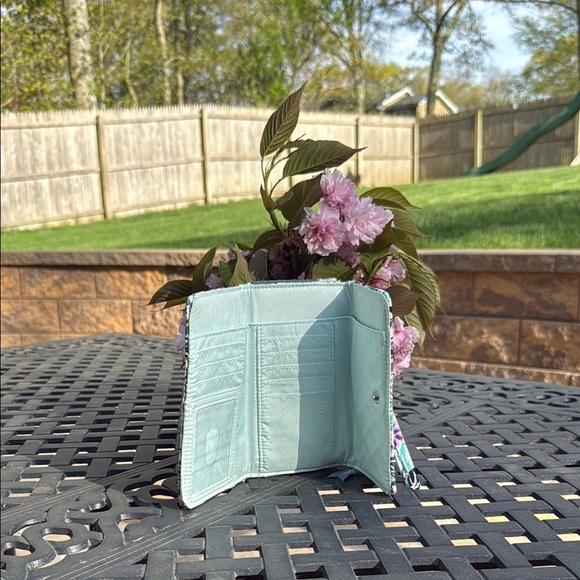 Vera Bradley NWOT all in one, Springy Floral wristlet, wallet, phone case! - Picture 6 of 9